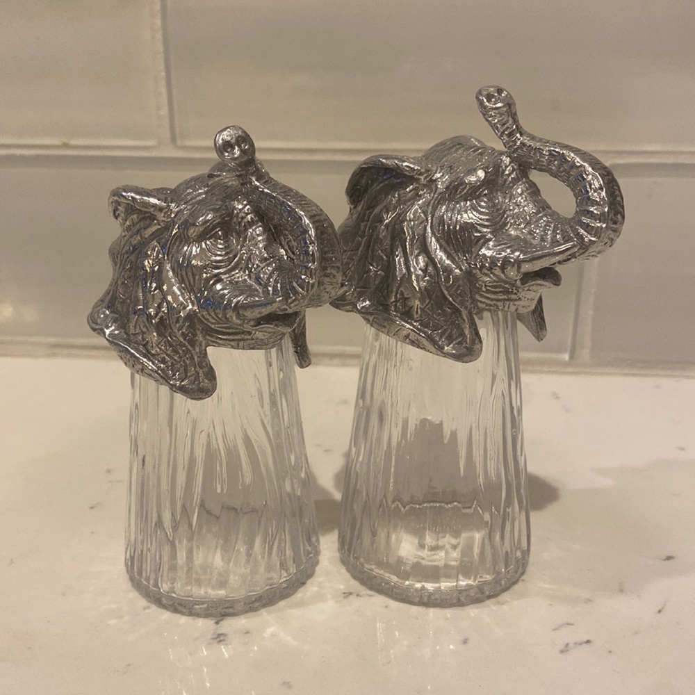 NWOT elephant glass salt and pepper shakers